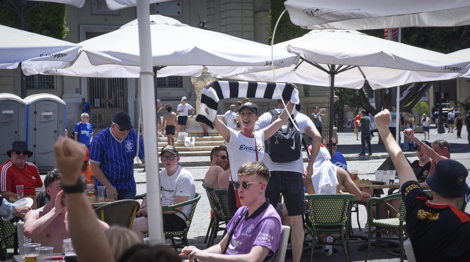 Las imágenes de los hinchas del Eintracht y del Rangers