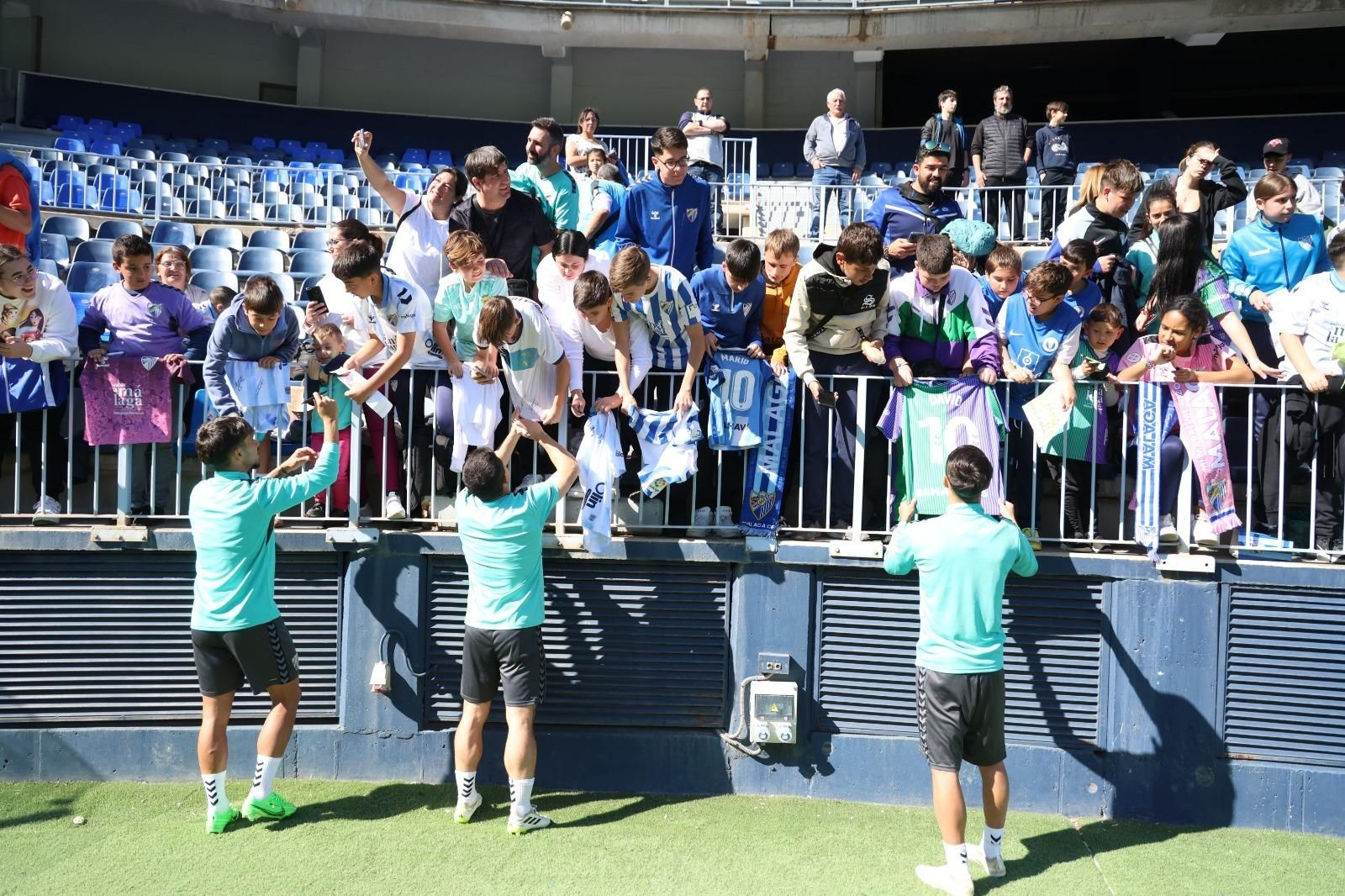 Galería: Pellicer y la plantilla del Málaga se divierten con la afición