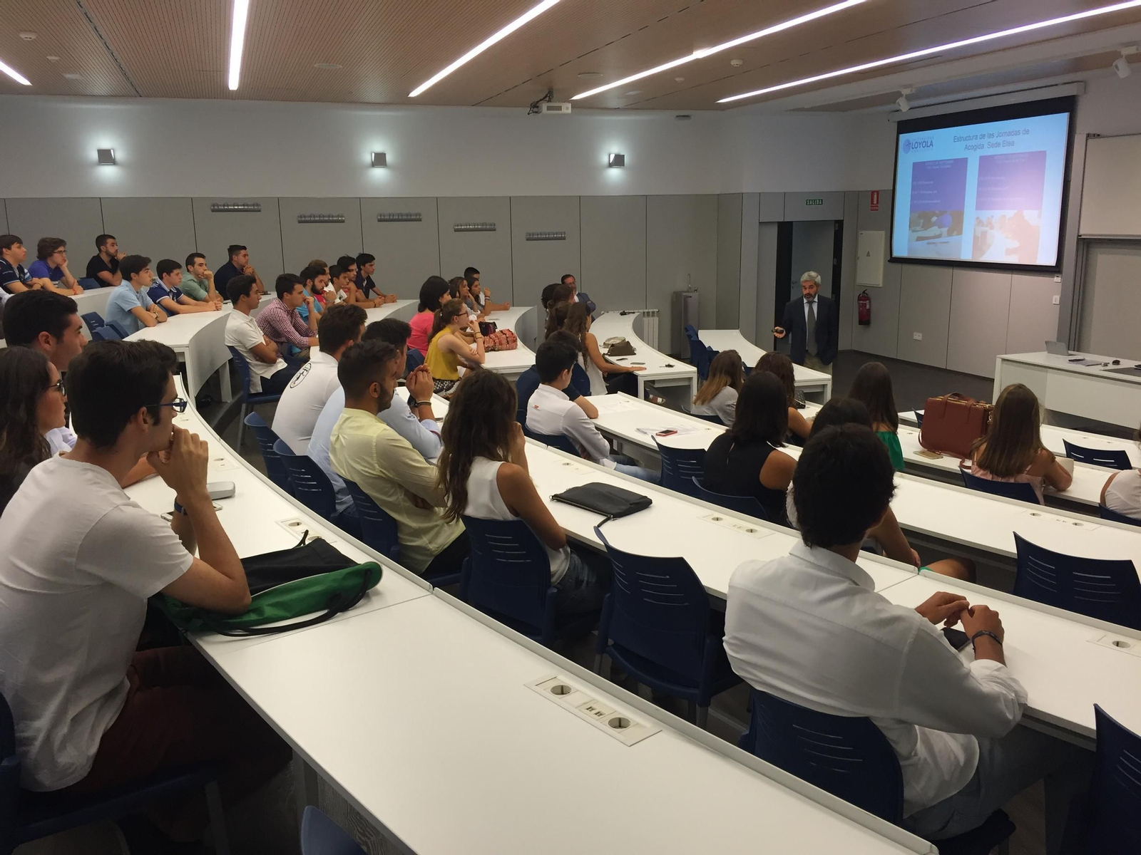 Alumnos de la Universidad Loyola durante una clase