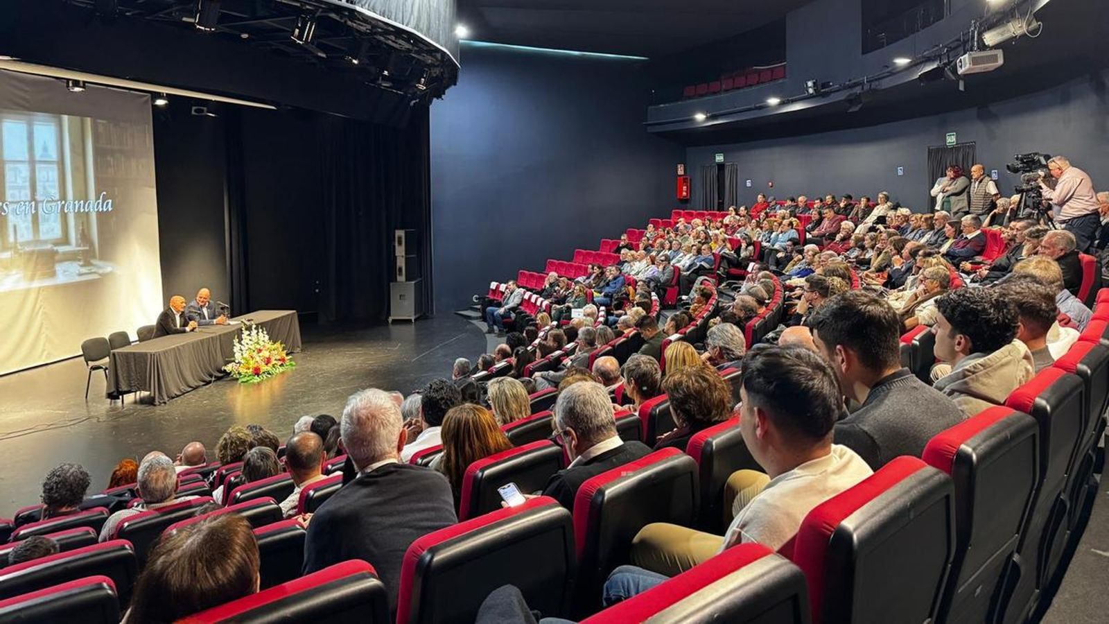 A la presentación han acudido multitud de personas