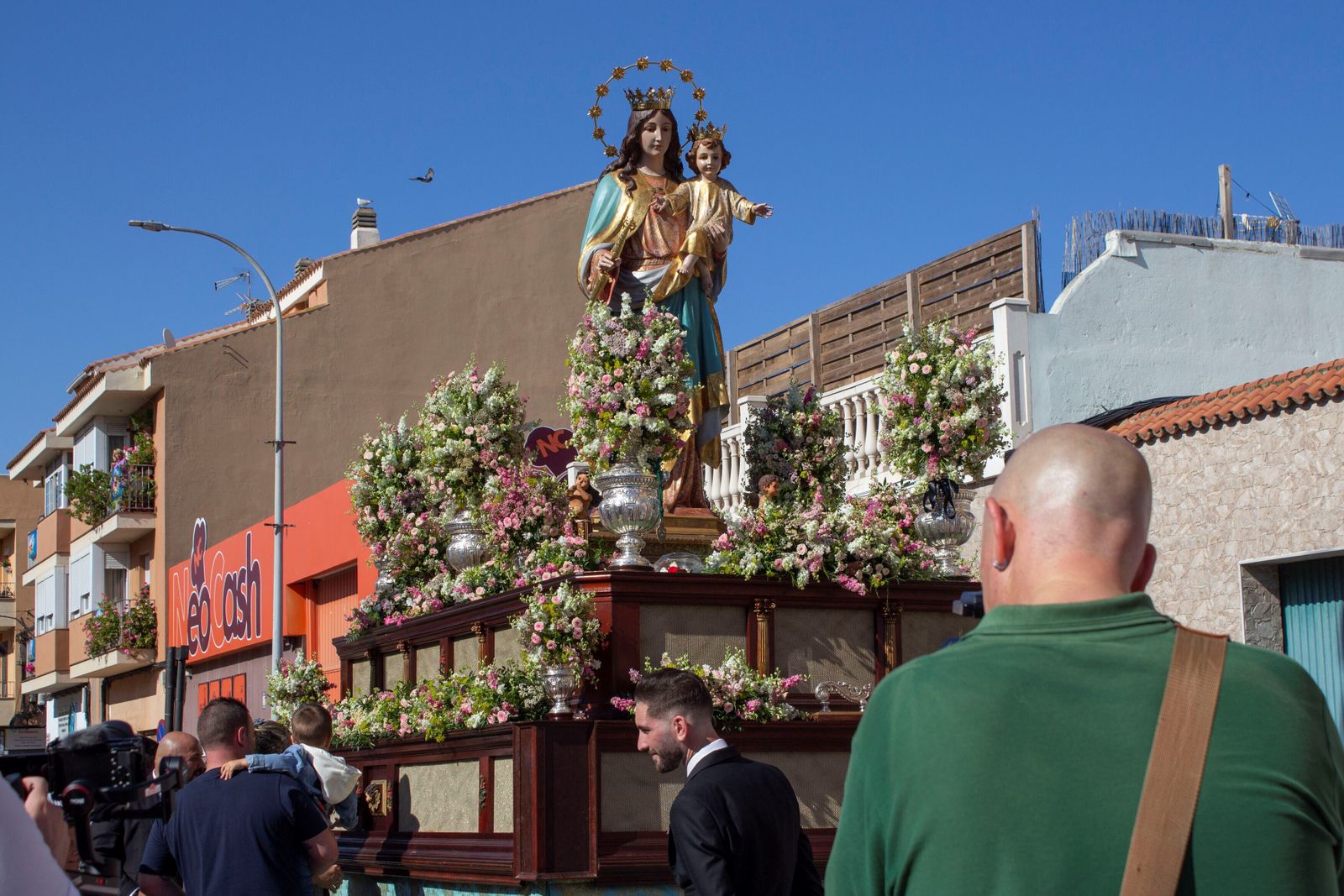 La imagen de María Auxiliadora, en procesión en La Línea.