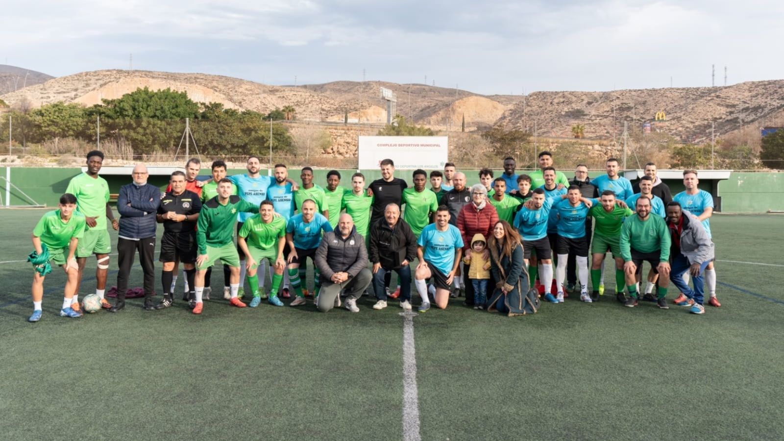 Imagen de familia en este homenaje a la figura de Pepe Asensio.