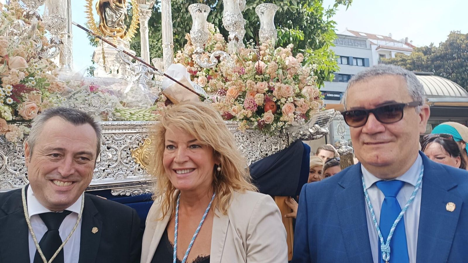 Pilar Miranda Plata, tras la levantá del paso, acompañada por el hermano mayor Esteban Brito López y el capaz del paso José Ramón Romero. 2023.