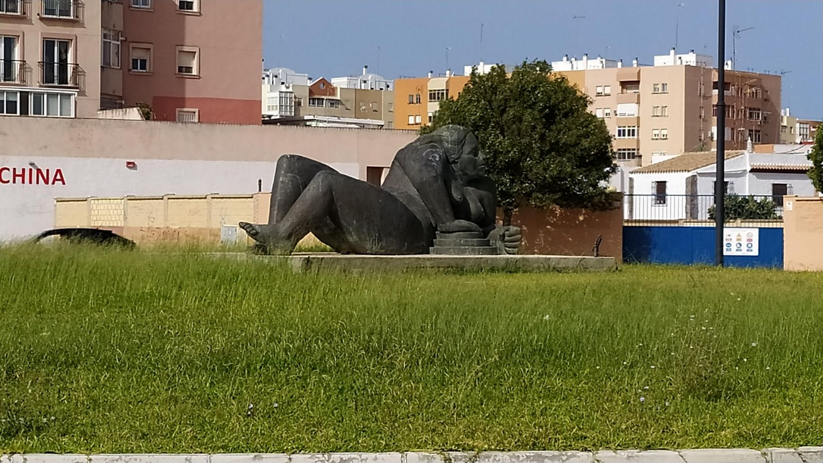 Estado de una de las rotondas ajardinadas de la Ronda del Estero. Estado de una de las rotondas ajardinadas de la Ronda del Estero.