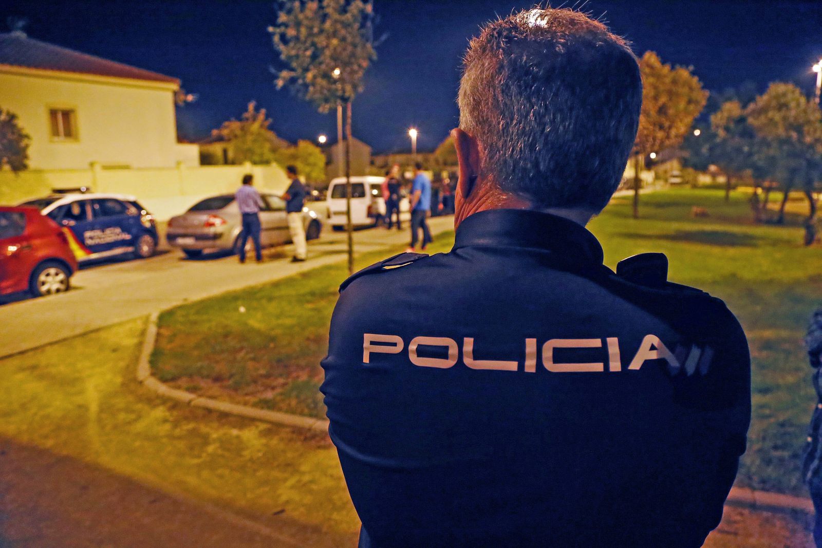 Un agente en un dispositivo tras advertirse una entrada en domicilio.