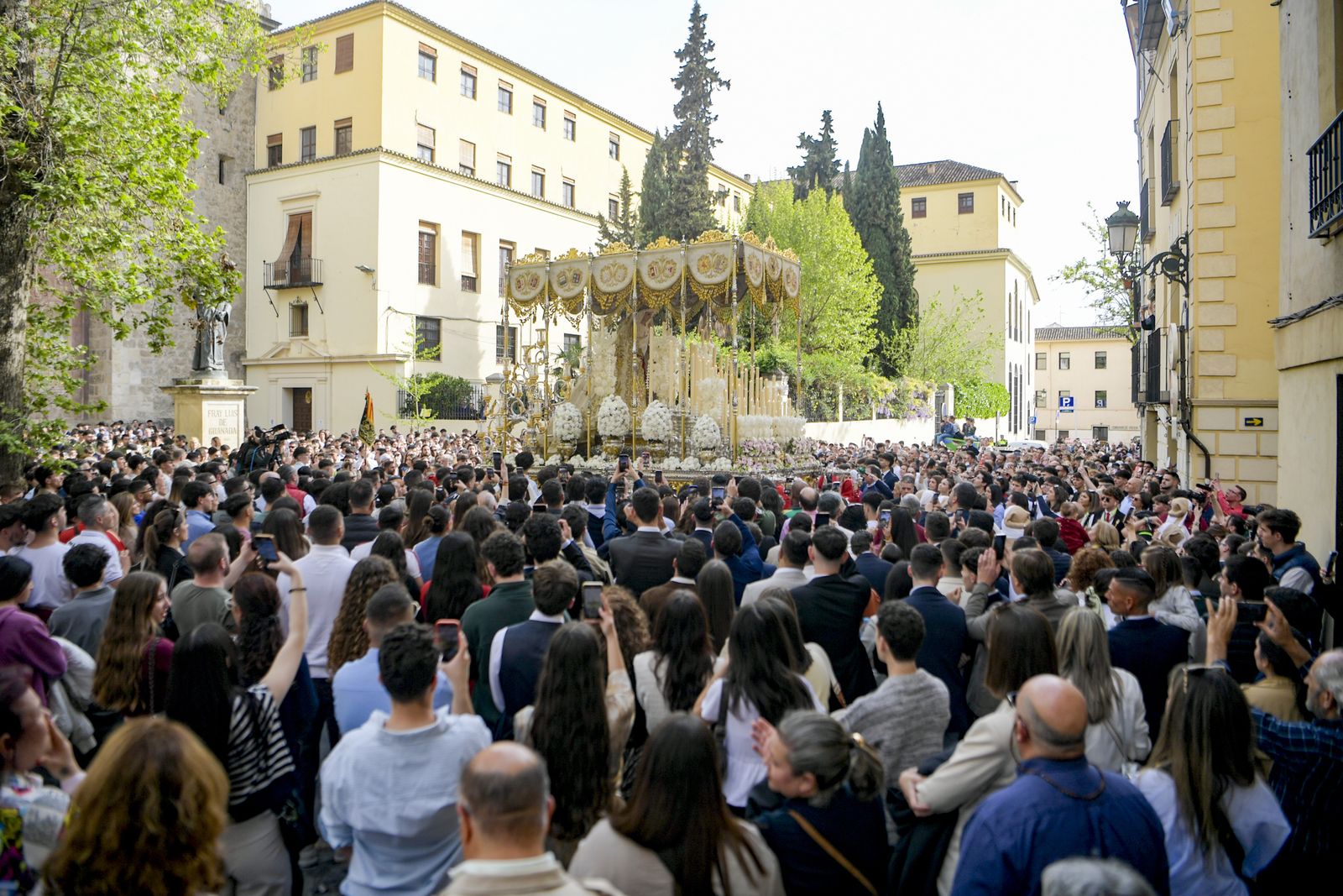 Así vivió Granada la salida de la Hermandad de la Santa Cena Sacramental 2025