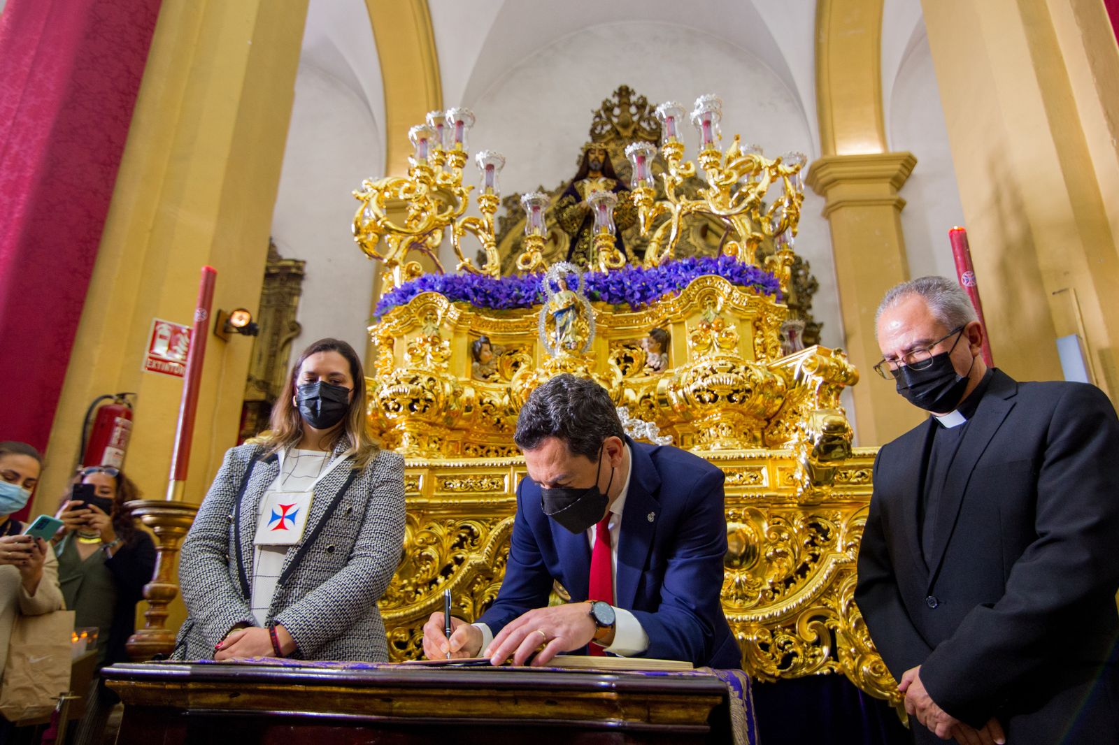 Así ha sido la visita del presidente de la Junta a las hermandades del Lunes Santo de San Fernando