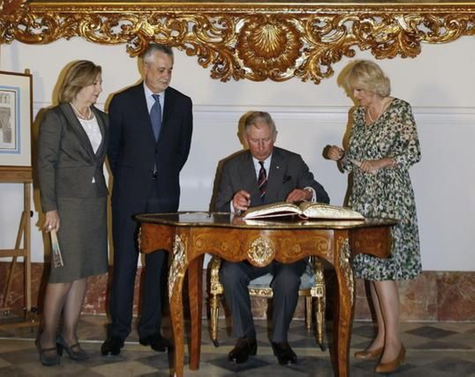 El Príncipe de Gales firma en el libro de honor de la Junta de Andalucía.