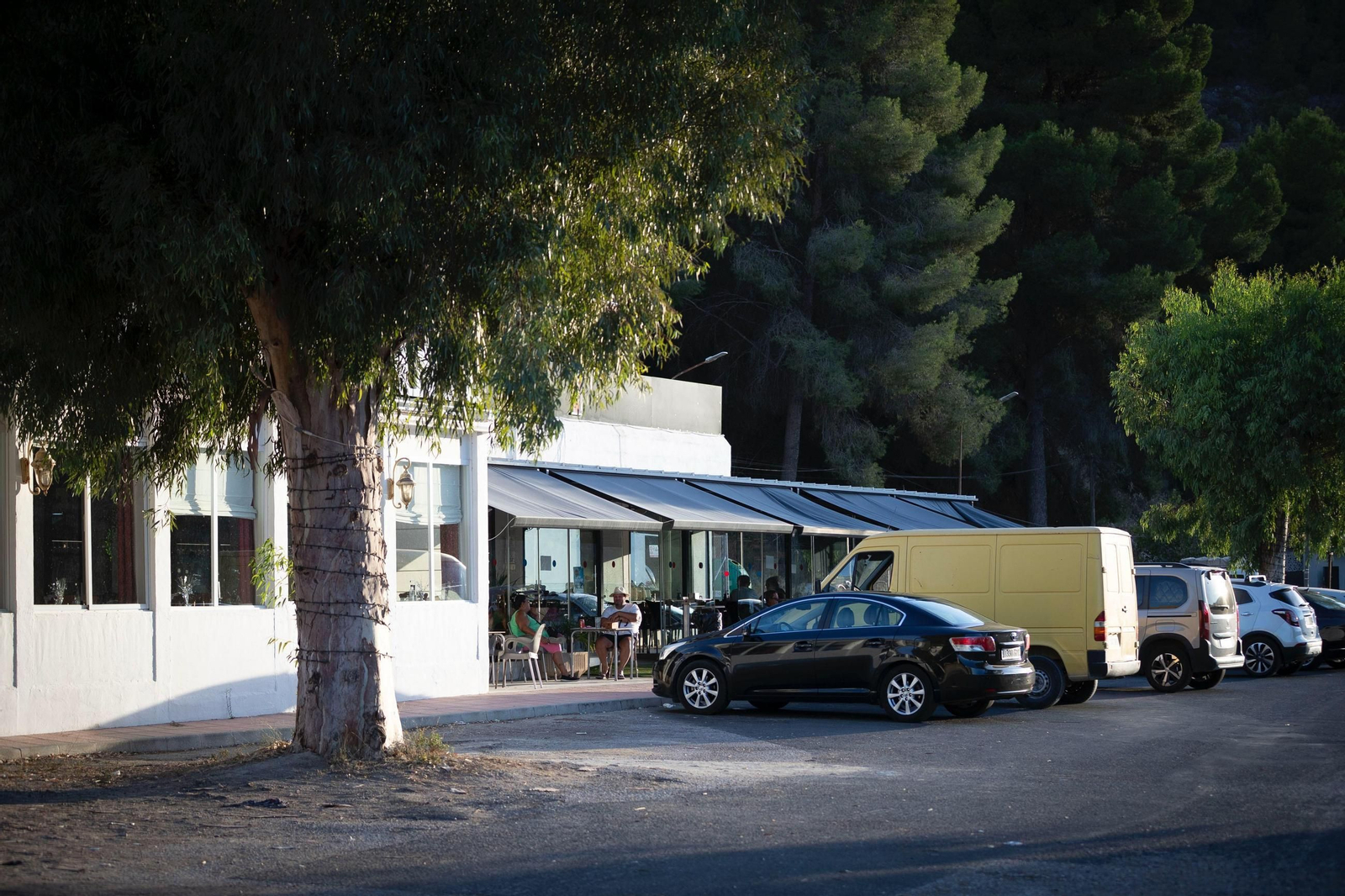 Varios coches y clientes en uno de los restaurantes de la zona