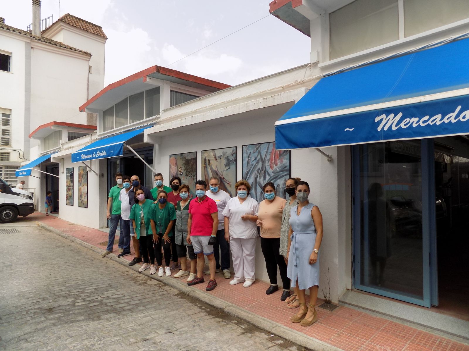 Comerciantes frente al mercado municipal de Villanueva de Córdoba.