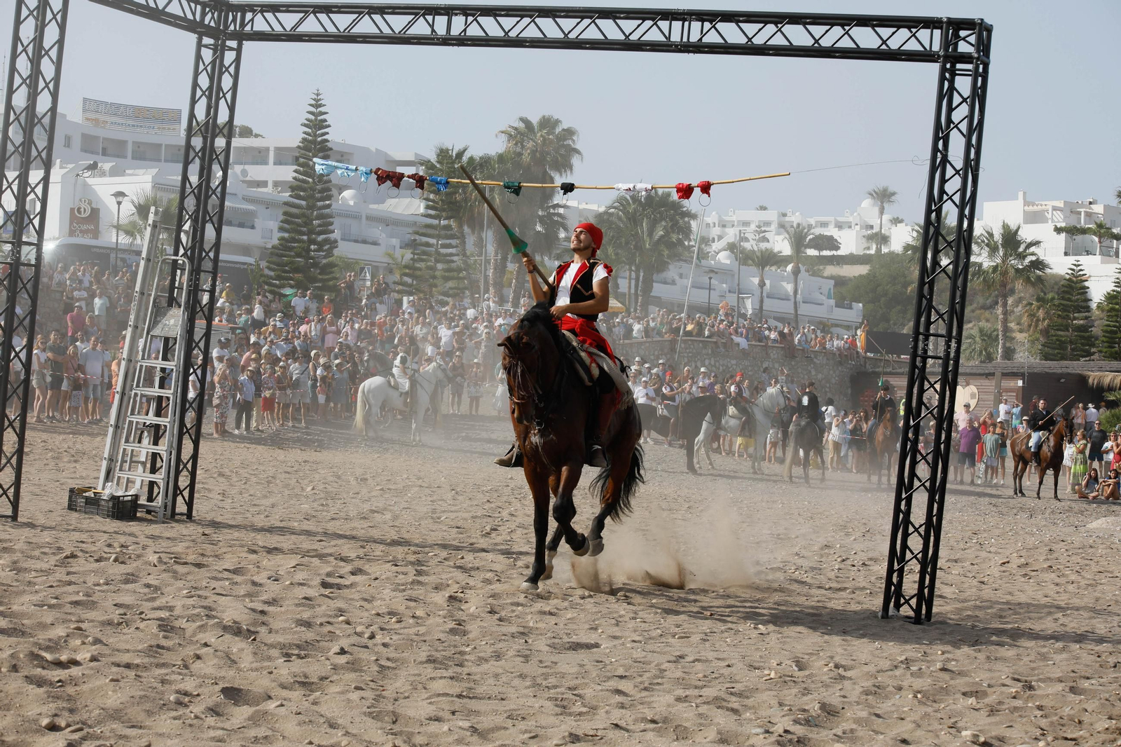La carrera de cintas y la exhibición de caballos de los Moros y Cristianos de Mojácar, en imágenes