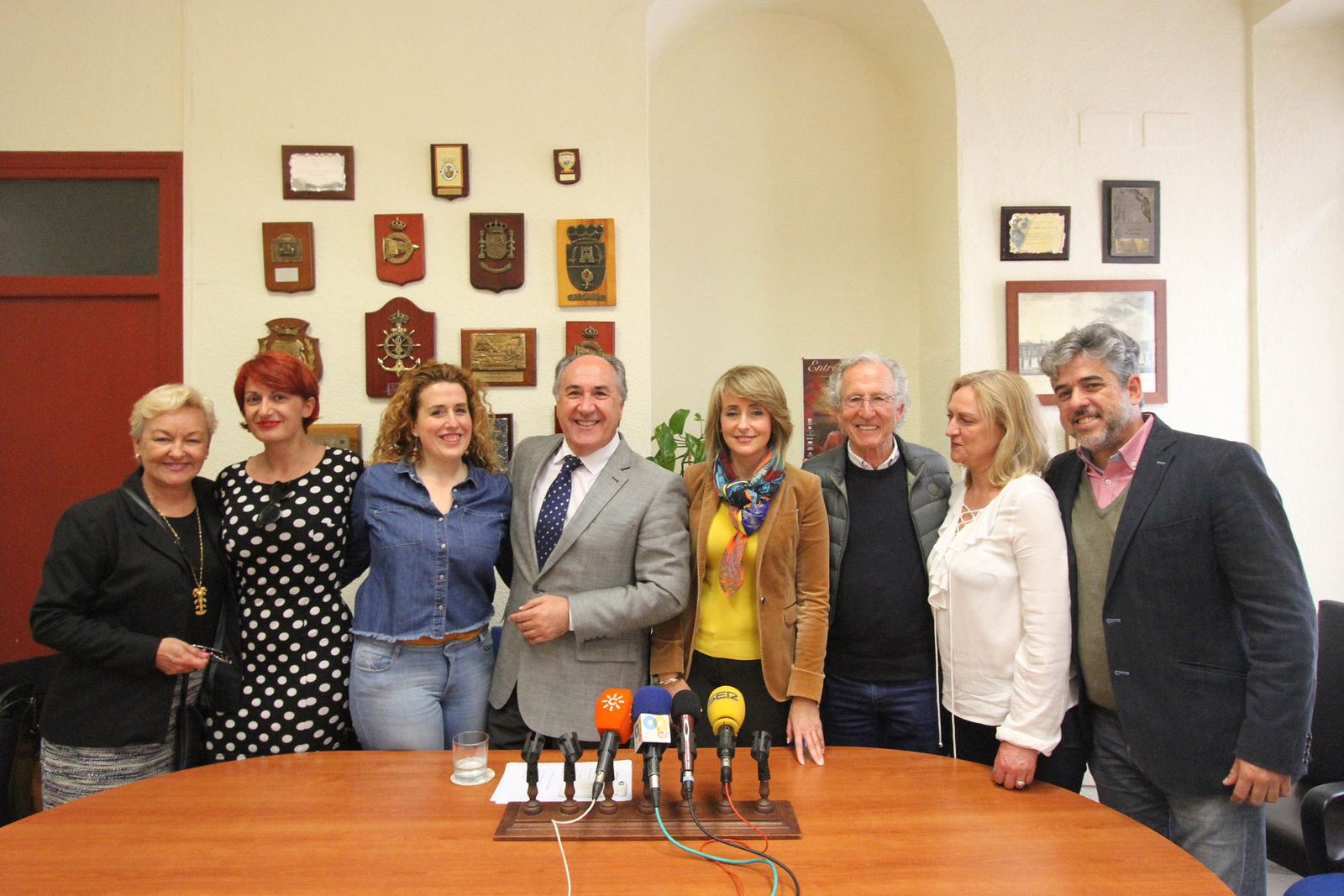 El alcalde, José Ignacio Landaluce, junto a los integrantes de Escenopan.