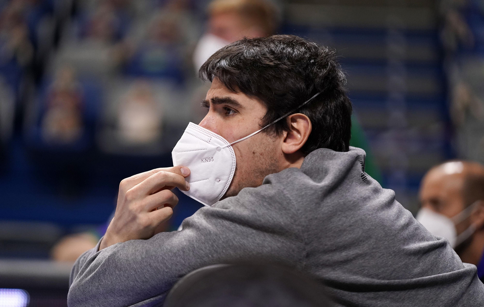 Carlos Suárez ve un partido desde el banquillo en el Carpena.