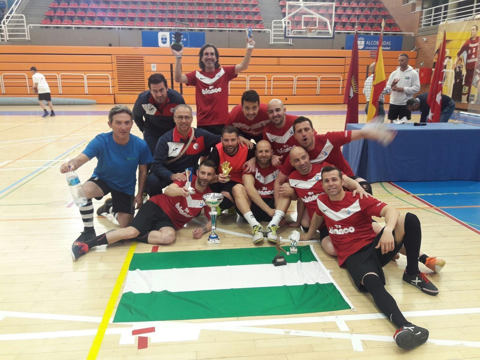 La selección almeriense, con el trofeo de campeón.