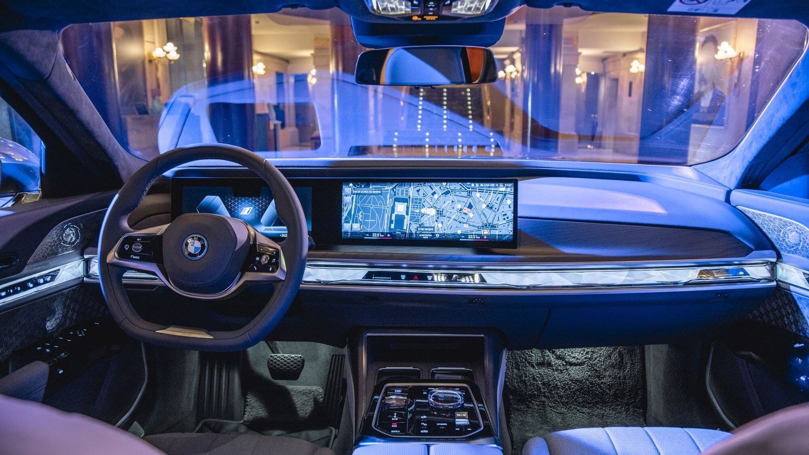 La tecnología ocupa un lugar relevante en este modelo, el turismo más grande de BMW que, ahora, se hace eléctrico.