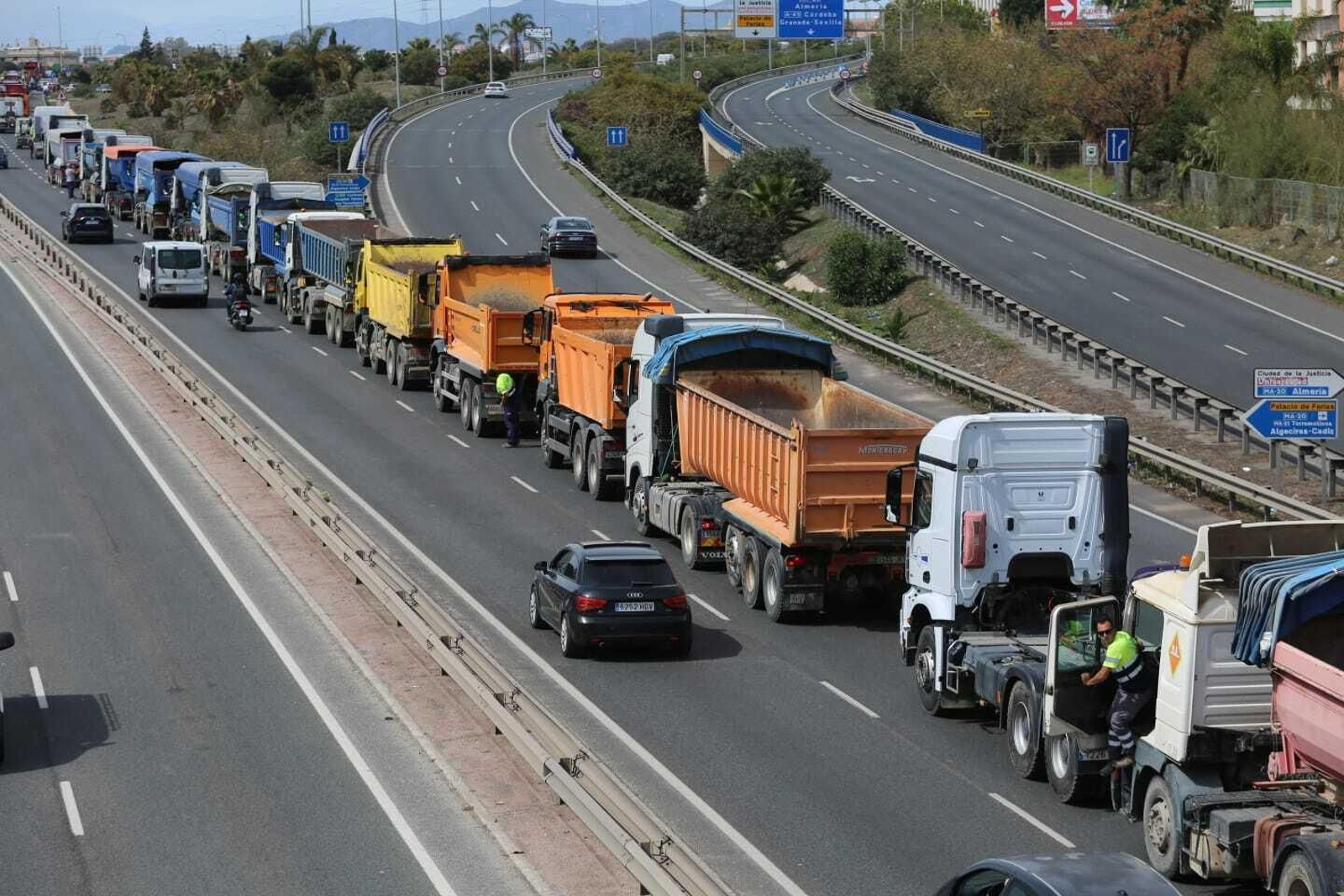 Una fila de camiones este jueves dificultando el tráfico en la autovía en Málaga.