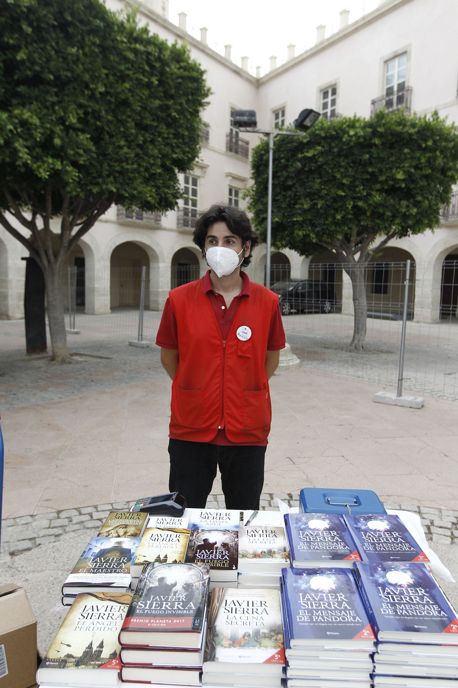 Fotogalería El Diario de los Libros, con el escritor Javier Sierra.