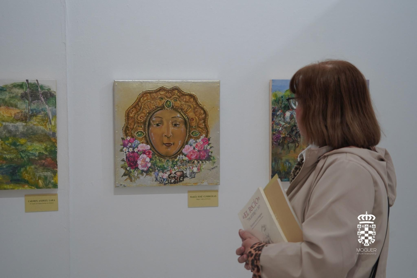 Una mujer observa una de las obras expuestas en la muestra artística. Una mujer observa una de las obras expuestas en la muestra artística.