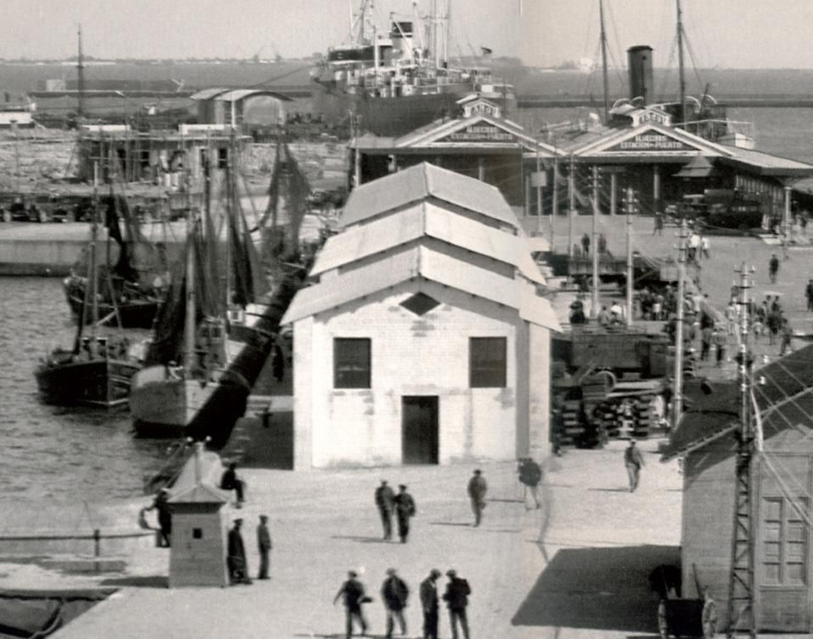 Casetas de pesquerías construidas en el lado norte del muelle de la Galera. Año 1936.