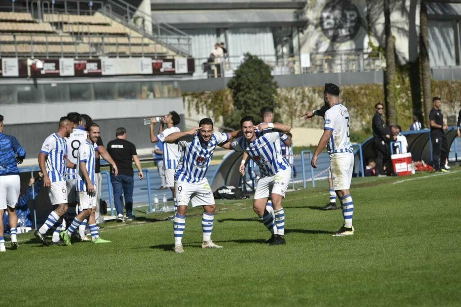 Dani Herrera y Quintero celebran uno de los goles del Jerez Industrial en Chapín.