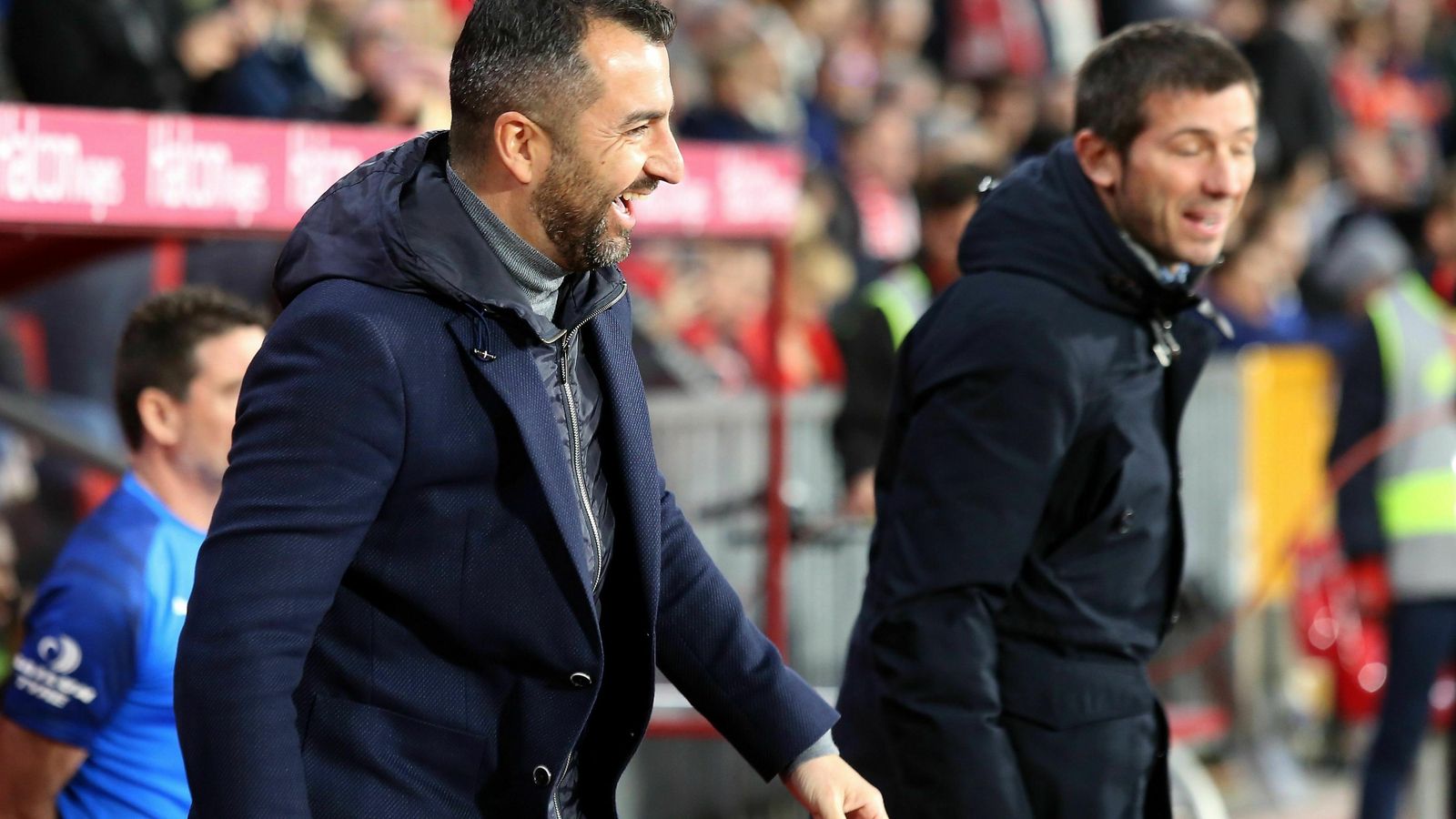 Diego Martínez y Albert Celades, al fondo