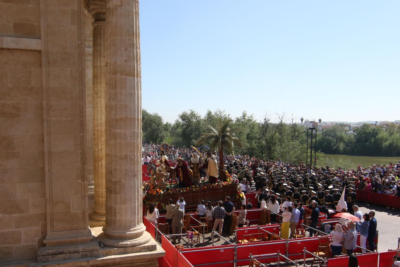 El paso de la Borriquita fue el primero en llegar a nueva la carrera oficial de Córdoba el Domingo de Ramos de 2017.