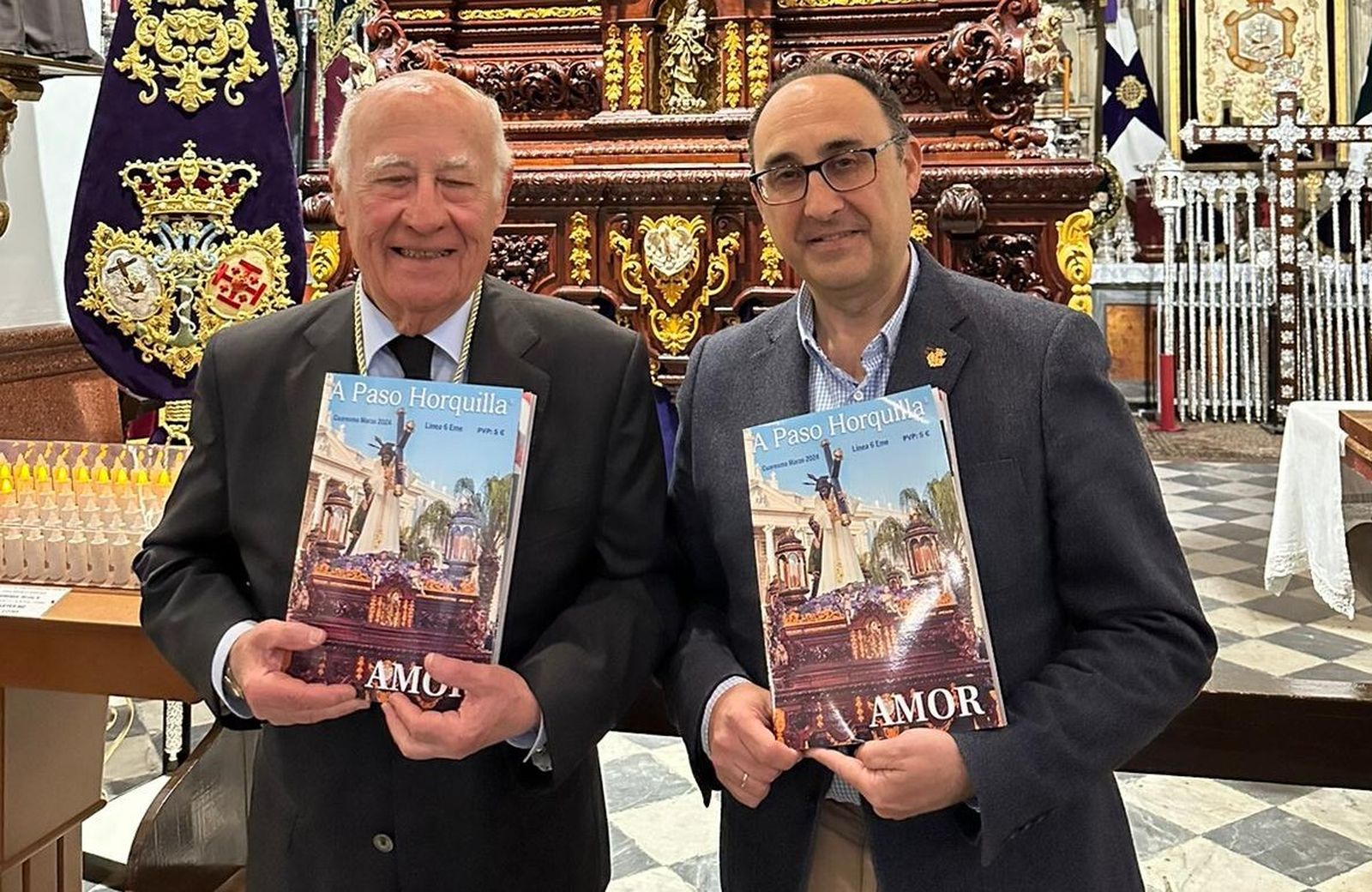 Pedro Reynoso, del Caído, con el hermano mayor del Amor, Manuel Mota, con ejemplares de la nueva publicación.