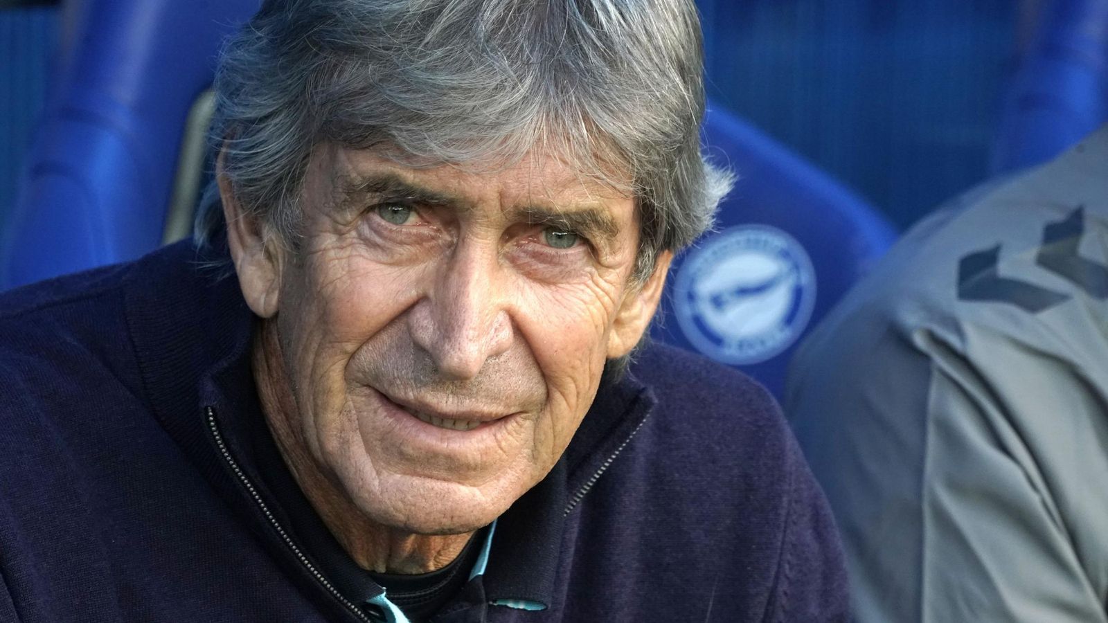 Manuel Pellegrini en el banquillo de Mendizorroza.