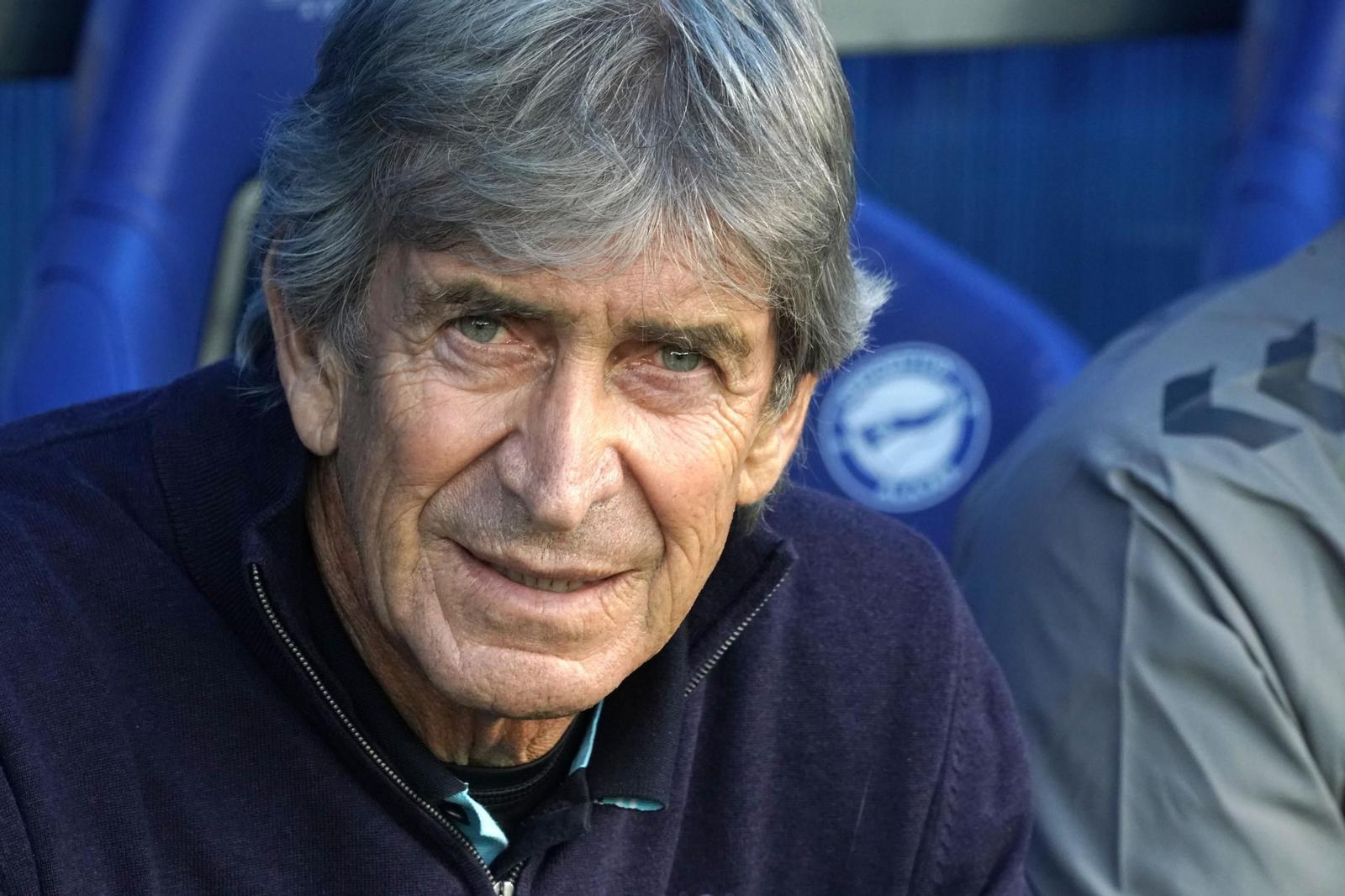 Manuel Pellegrini en el banquillo de Mendizorroza.