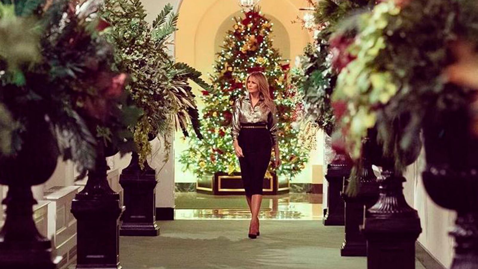 Melania, paseando entre las decenas de abetos de la Casa Blanca.