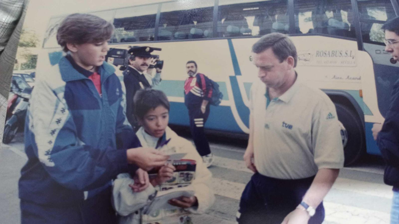 Clemente resopla junto a unos chavales que le piden un autógrafo.