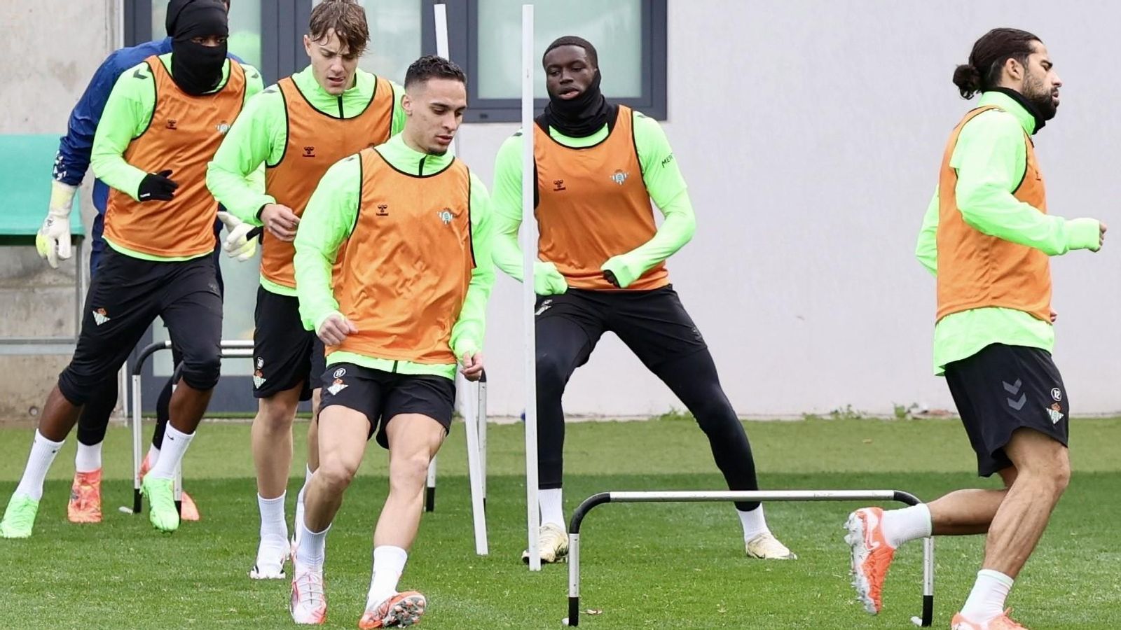 Antony, con Jesús Rodríguez detrás, en un entrenamiento de esta semana en la ciudad deportiva.
