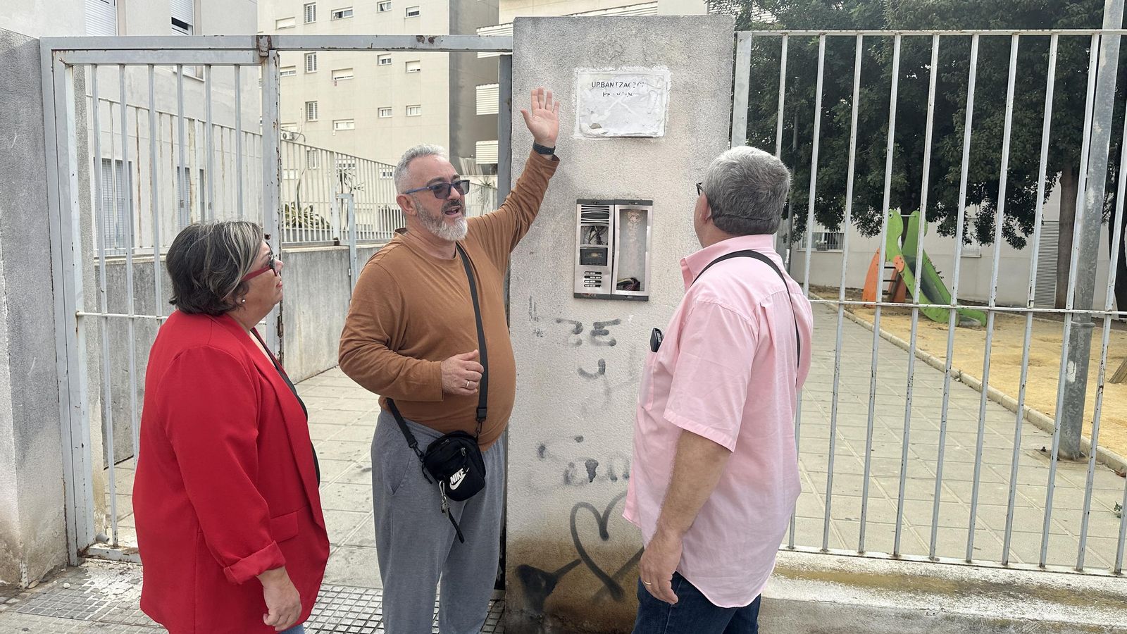 Mónica Rossi junto al protero roto de la Plaza Pintora Lola en El Torrejón.