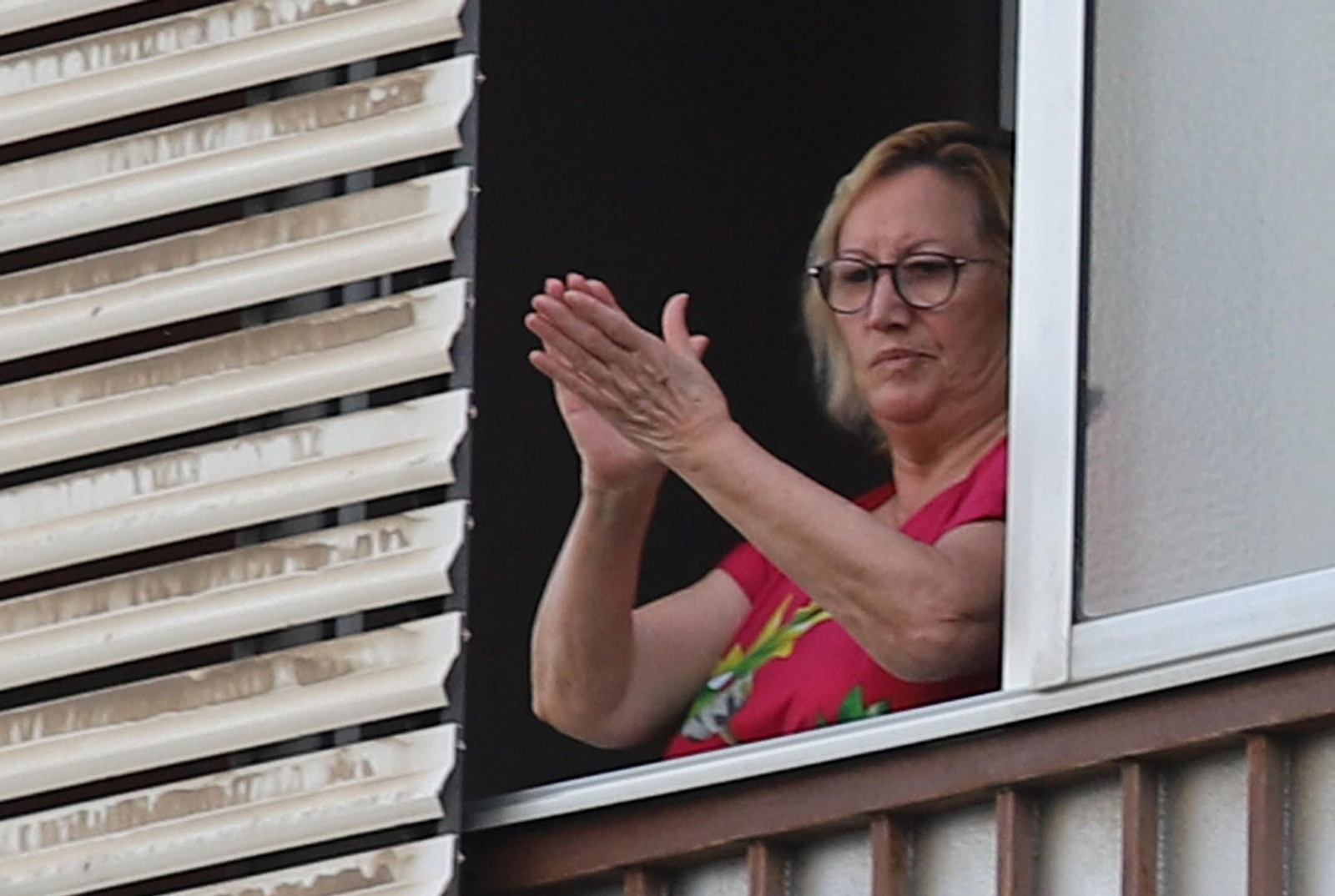 Imágenes del homenaje a los sanitarios de los vecinos de los Rosales