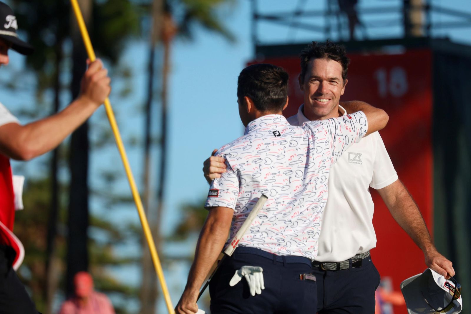 El francés Julien Guerrier,  felicitado al término de su inmaculada primera  vuelta en el RCG Sotogrande