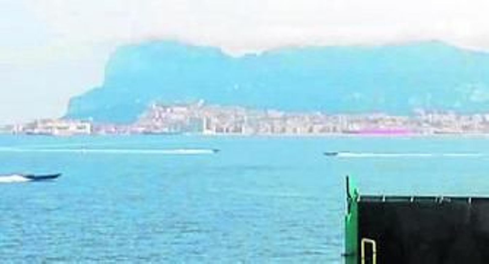 Imágenes difundidas ayer por 'El Mundo' en la que se observan tres planeadoras el pasado día 22.