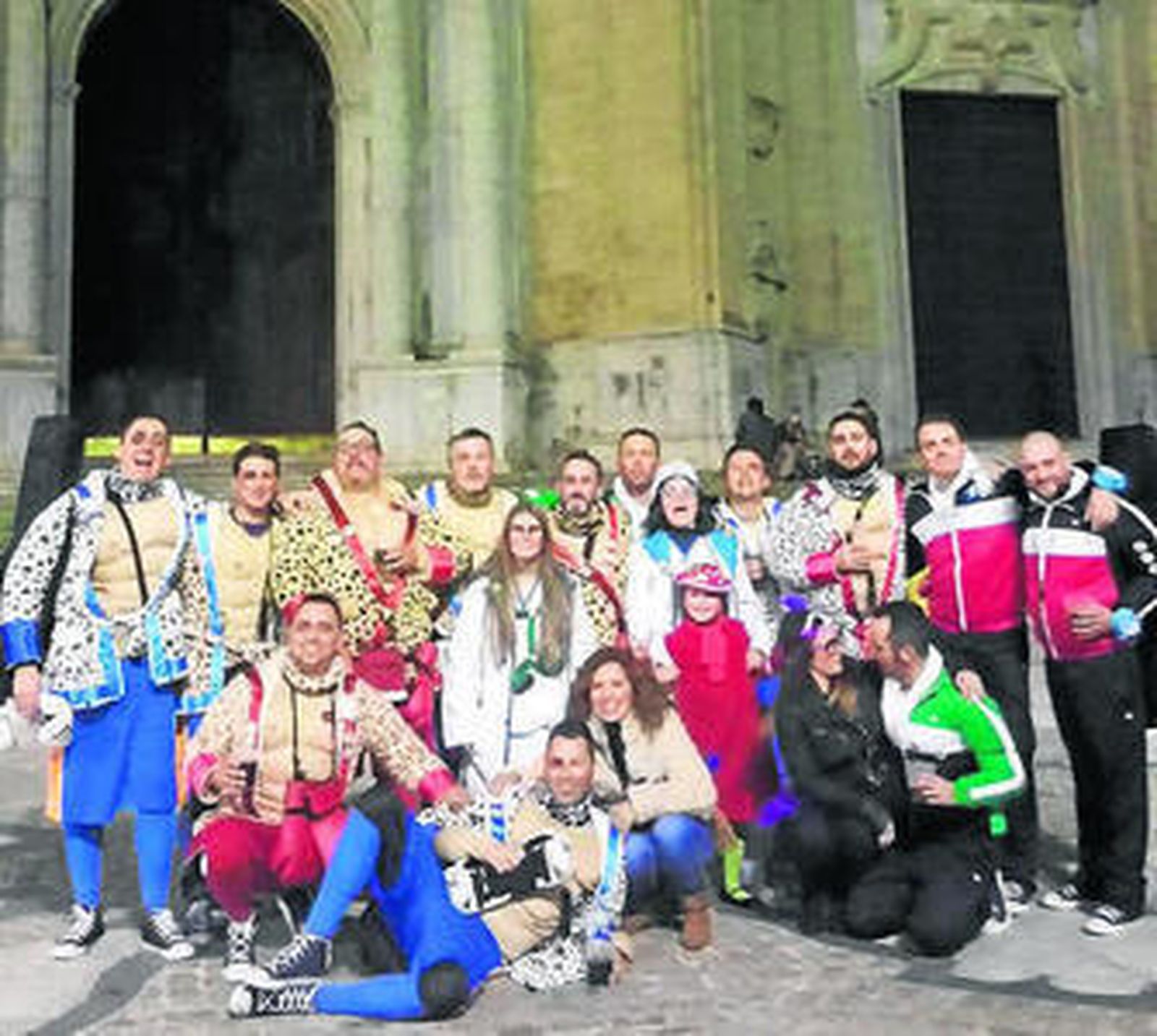 'La hermandad del Puño', junto a amigos y familiares, el miércoles en Cádiz.