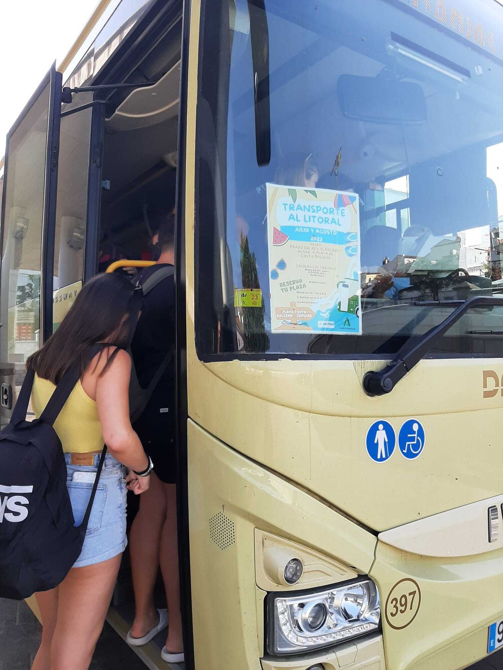 Una usuaria accede al autobús que llega a la costa.
