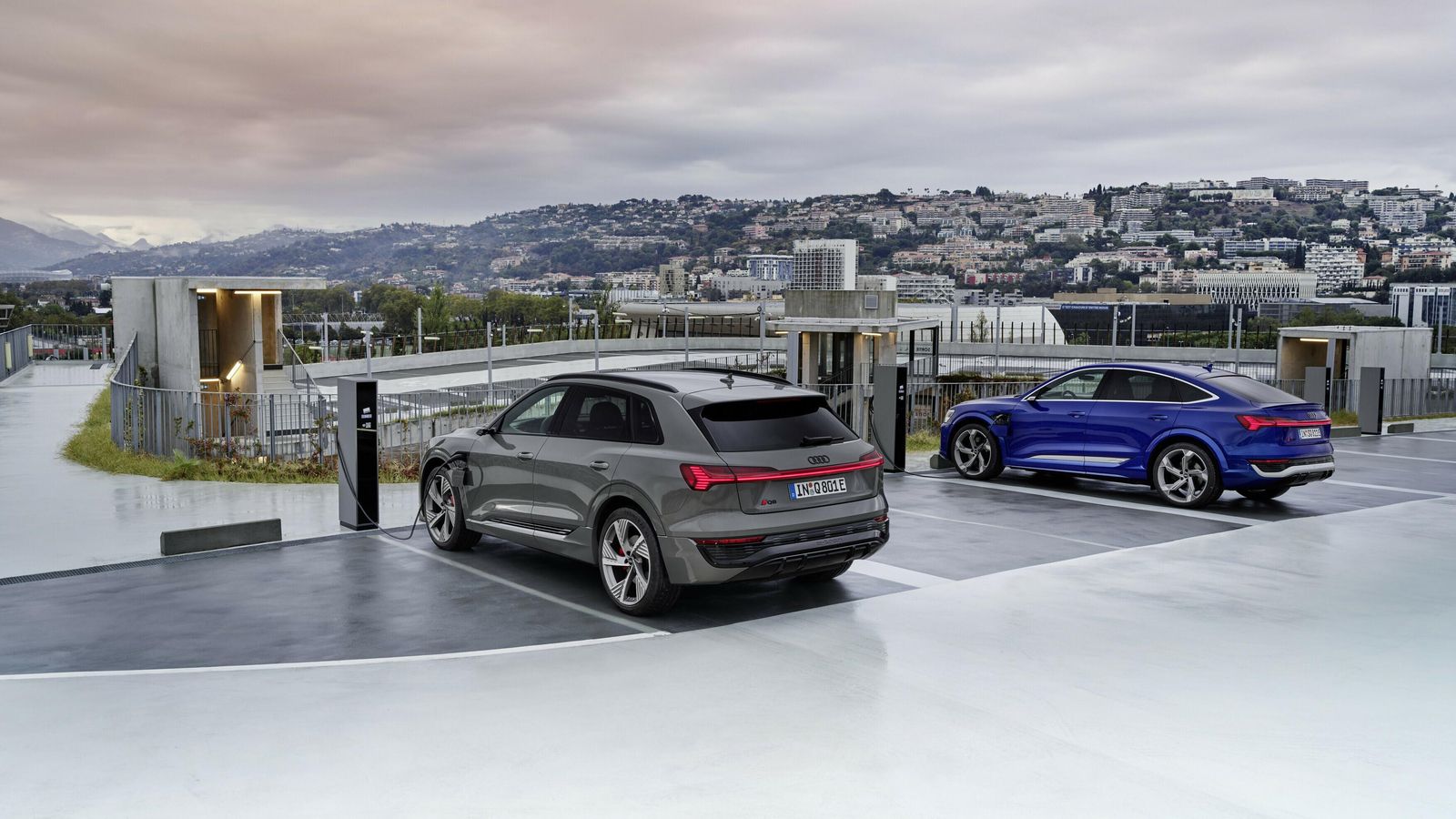 El Audi Charging Service facilita el acceso a infraestructuras de carga de acceso público de 27 países. El Audi Charging Service facilita el acceso a infraestructuras de carga de acceso público de 27 países.