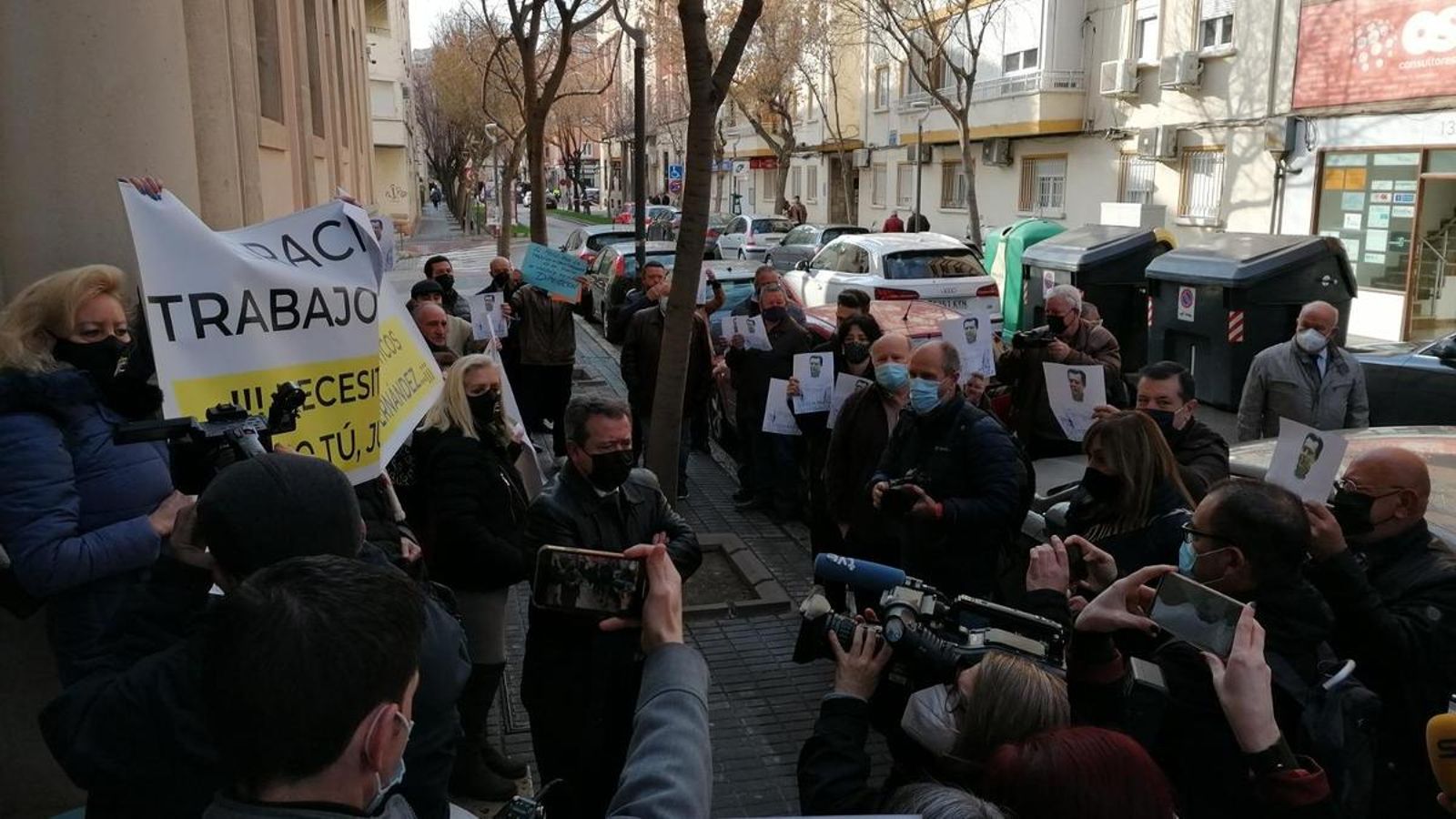 Baño de masas en las puertas de la Audiencia de Jaén momentos previos al juicio en 2022.