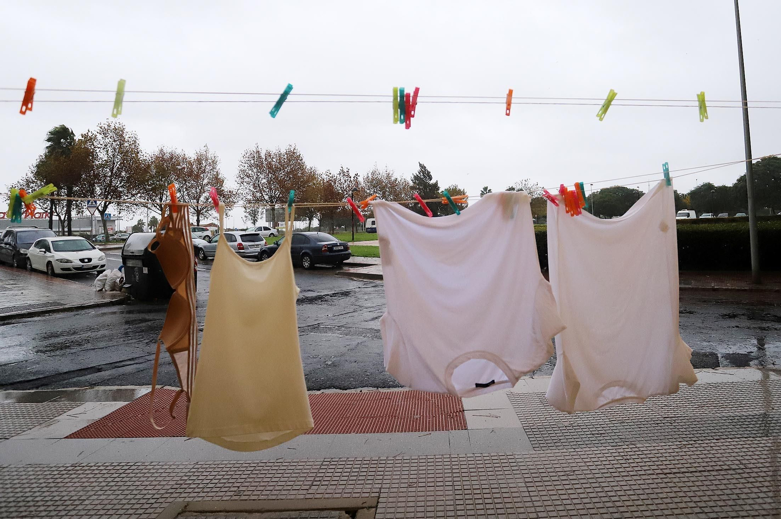 Día de lluvia, viento y frío en Huelva, en imágenes