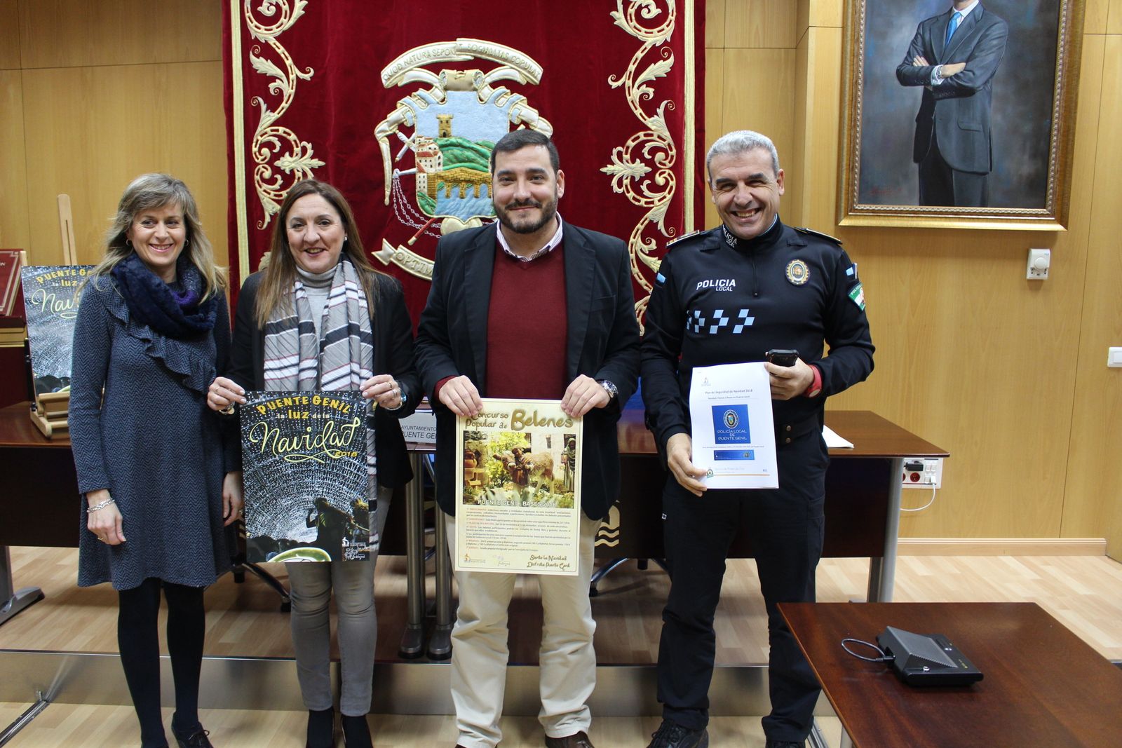 Las autoridades presentan el dispositivo.