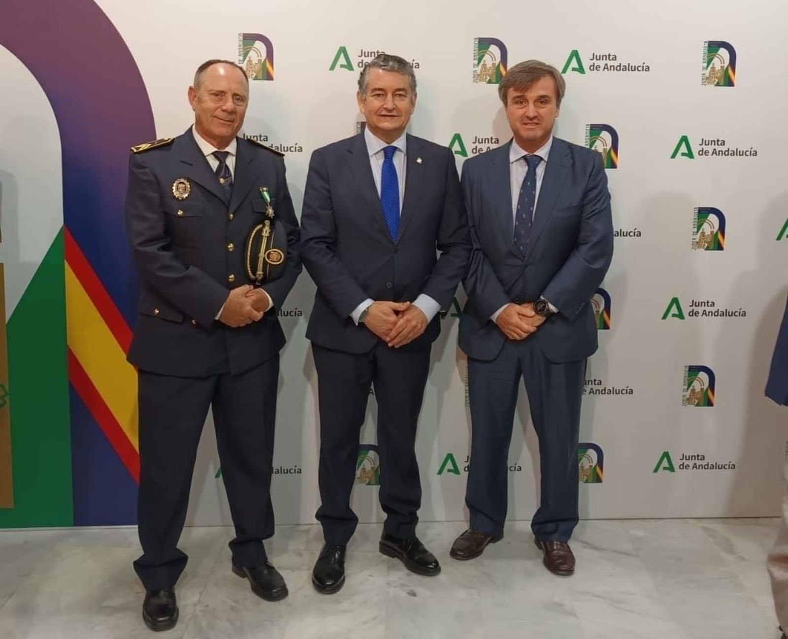 El intendente de la Policía Local de Málaga junto con el consejero de la Presidencia y el concejal de Seguridad.