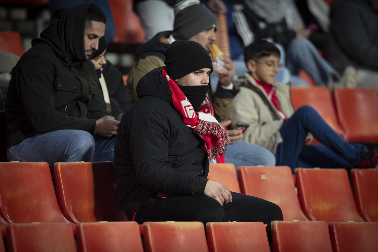 Encuéntrate en la grada durante el Granada CF-AD Ceuta