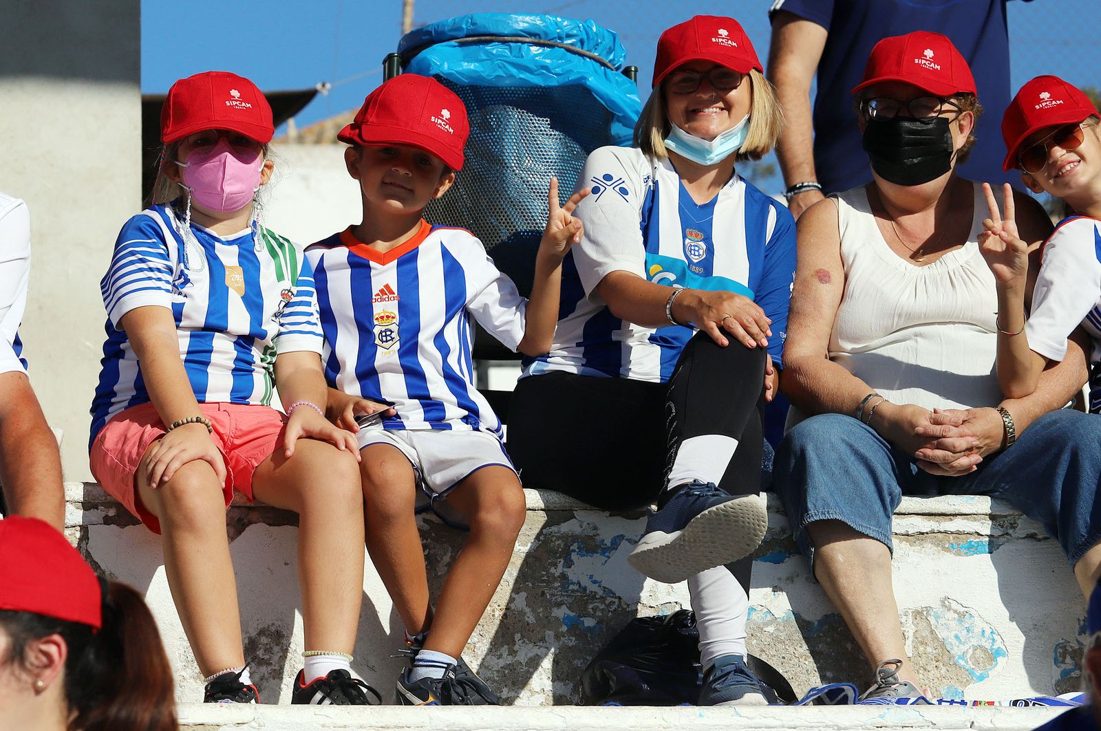 Imágenes de la afición más fiel del Recre en su visita al campo del Antoniano