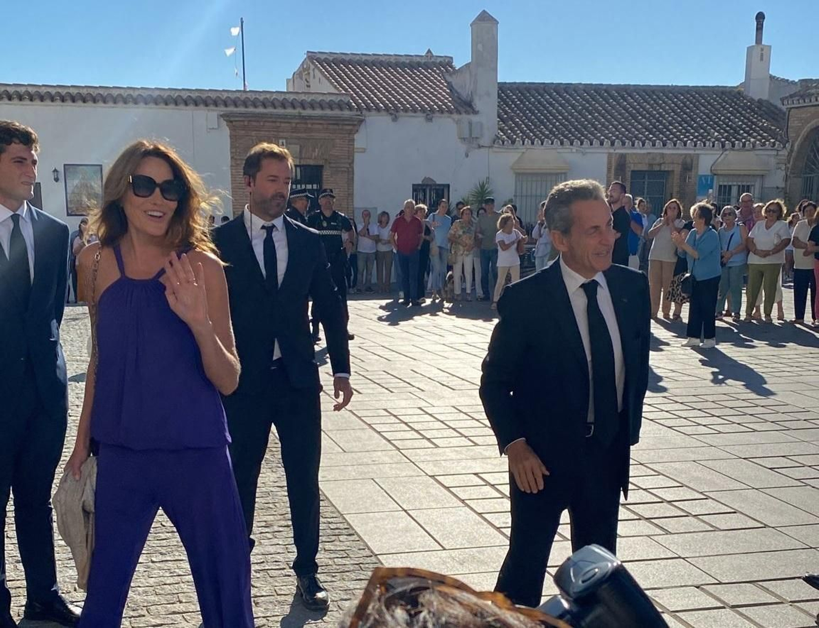 Carla Bruni saluda a los asistentes a la explanada de la iglesia gaditana