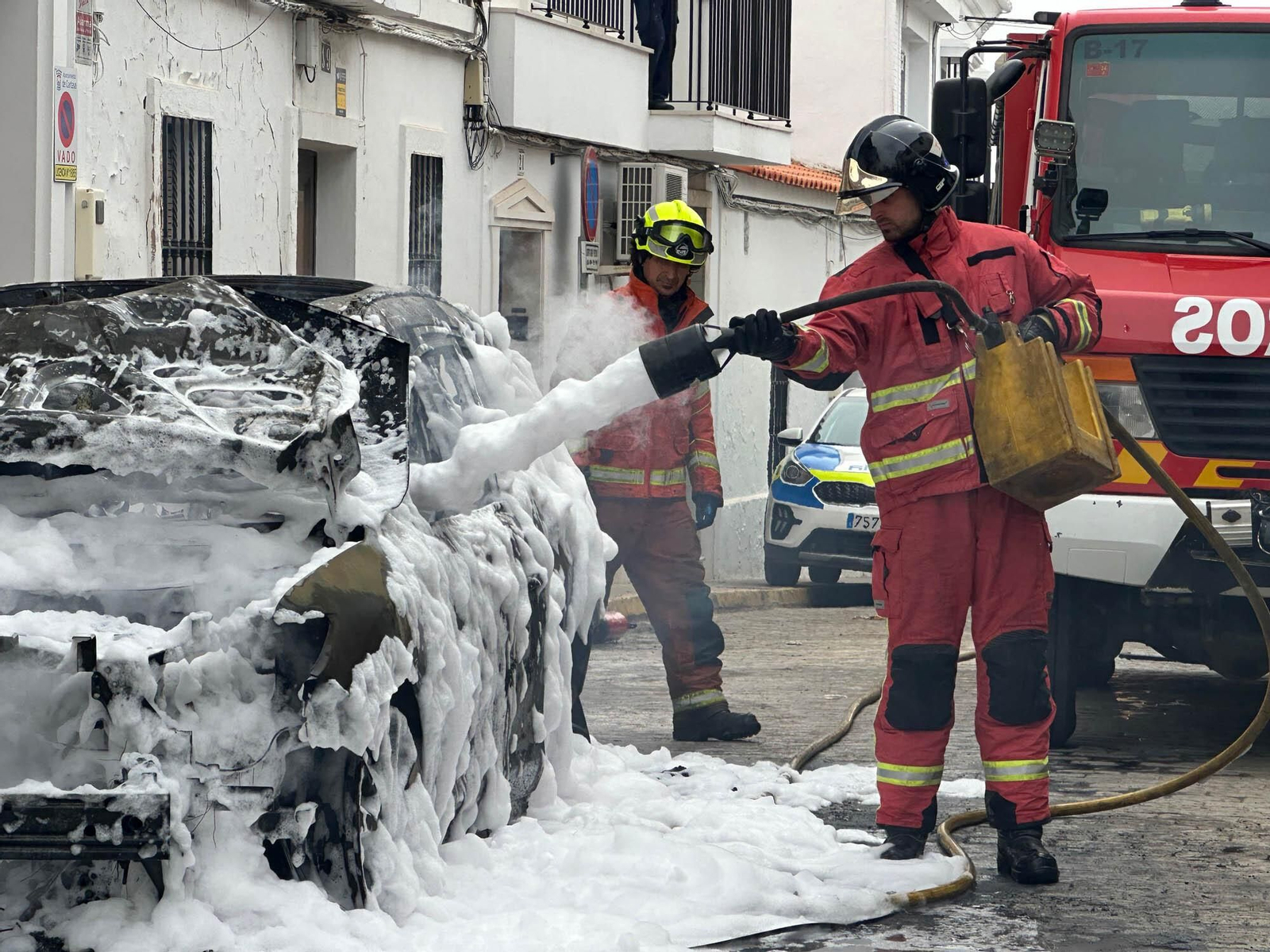 Alarma vecinal en Cartaya por el incendio de un coche: así han sofocado las llamas Policía Local, Guardia Civil y Bomberos