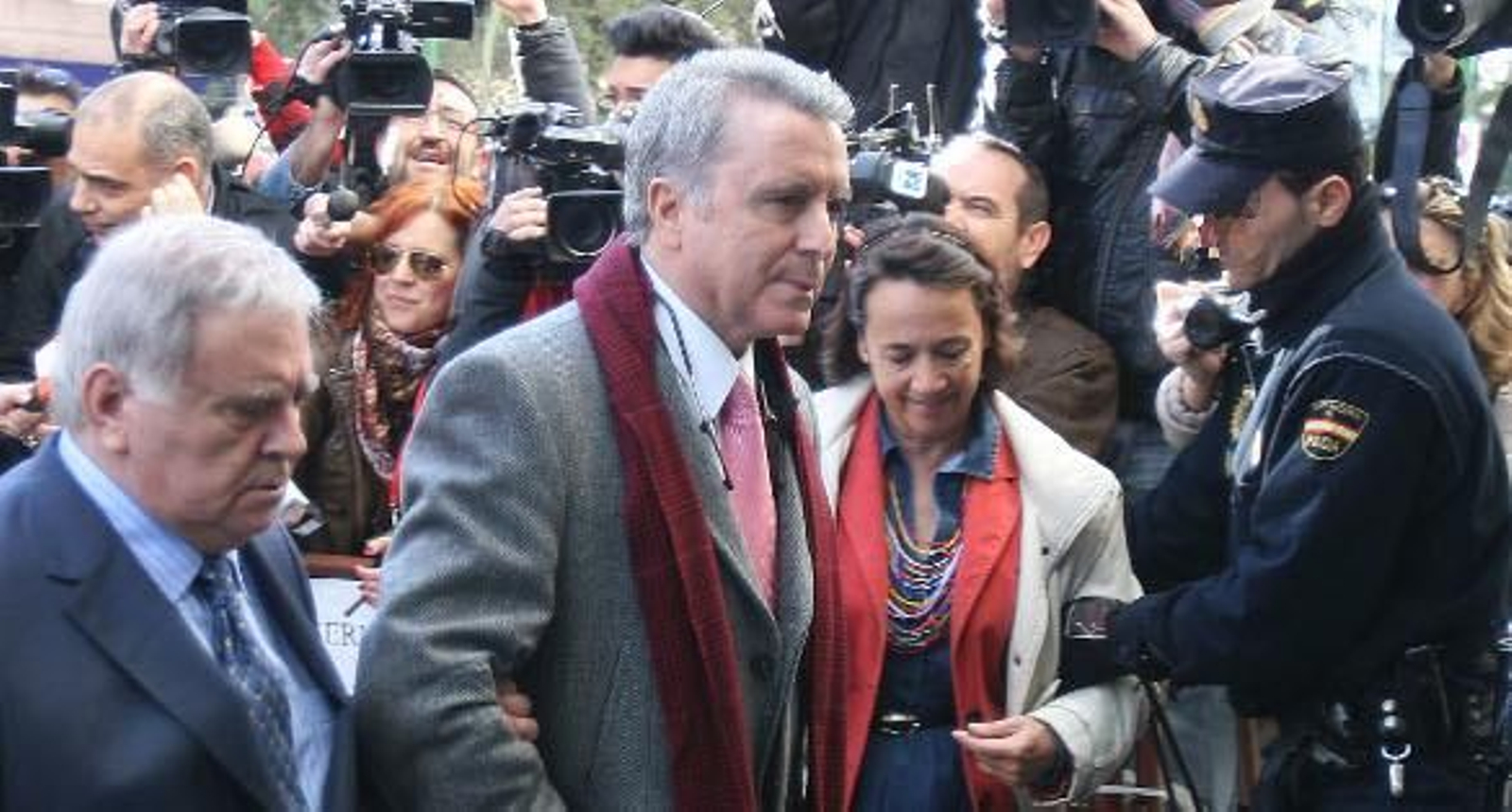 El torero José Ortega Cano, acompañado de su hermano Francisco, ayer a la llegada a los juzgados. / José Ángel García