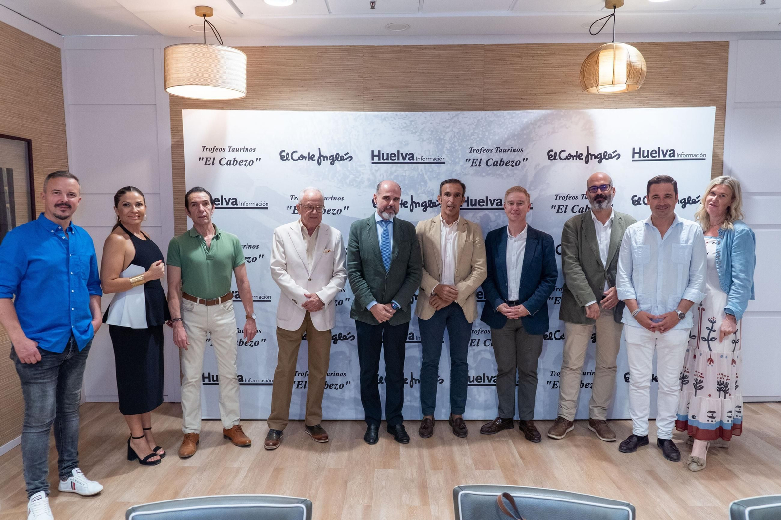 Foto de conjunto entre patrocinadores, jurado de esta edición y autoridades