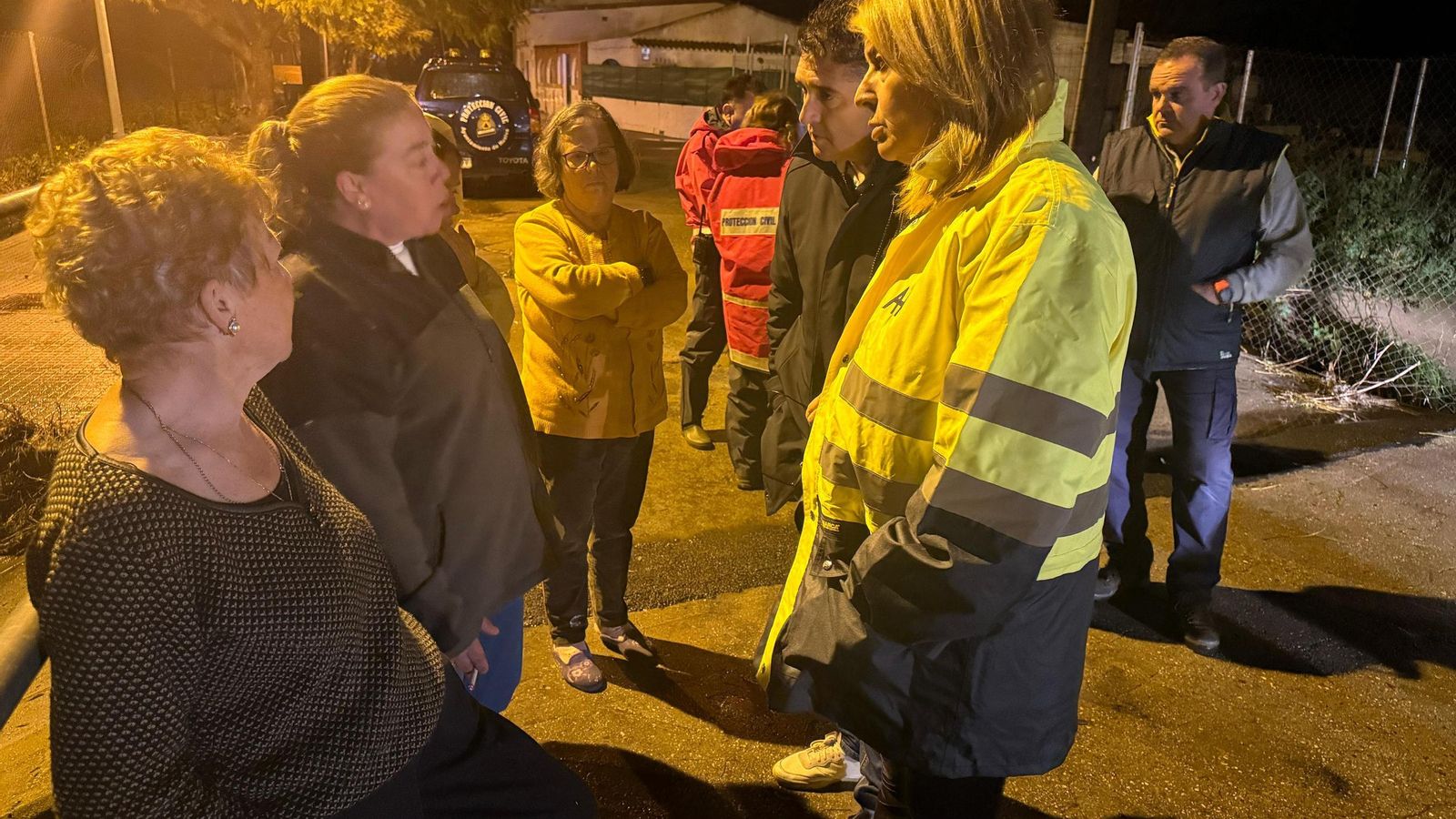 La alcaldesa de Huelva, Pilar Miranda, conversaba con vecinos de La Ribera.